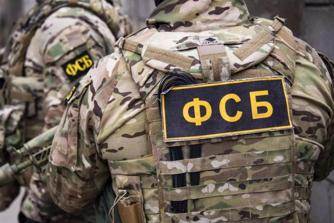В ФСБ сообщили о задержании предполагаемых исполнителей и изъятии десятков FPV‑дронов и оборудования, которые, по версии ведомства, предназначались для ударов по военным аэродромам в разных регионах России.