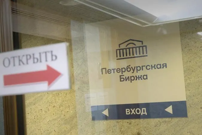 С 21 июля участникам торгов запретят закупать бензин только для перепродажи посредникам: покупать разрешат для собственных нужд или для поставки заранее указанному конечному получателю. Мера вводится на фоне сокращения предложения и падения биржевых продаж.