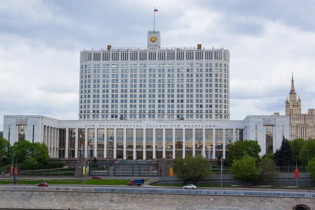 В Госдуму внесён законопроект, расширяющий перечень преступлений, при наличии которых Минобороны сможет подписывать контракты в период мобилизации, военного положения или войны. При этом ряд тяжких преступлений и организаторы преступных сообществ останутся под запретом.
