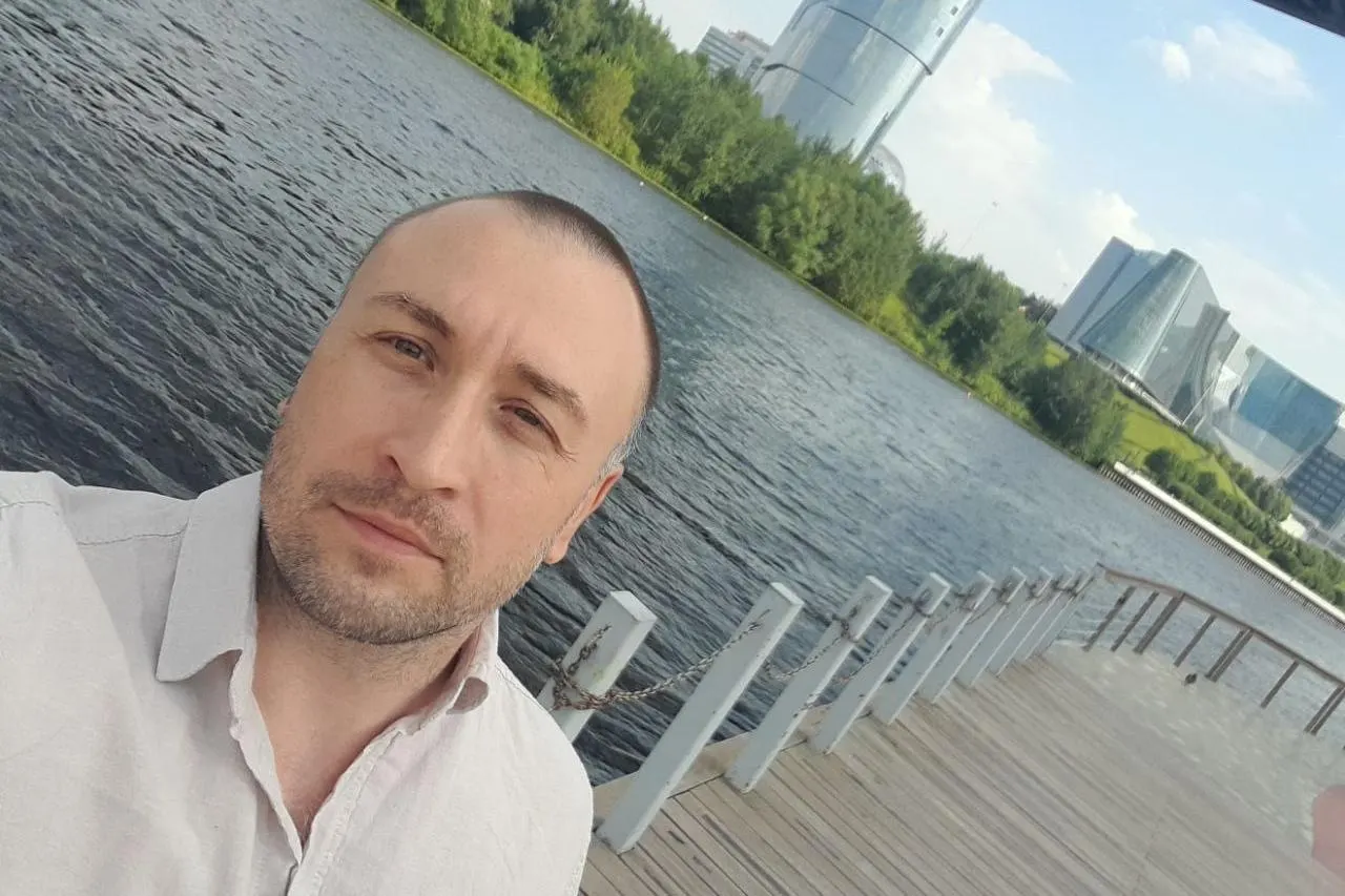 ФСБ объявила о задержании 45-летнего жителя Анапы по обвинению в госизмене; по сопоставлению данных и по опознаниям знакомых, им может быть Максим Овчинников, которого ранее вывезли из ИВС.