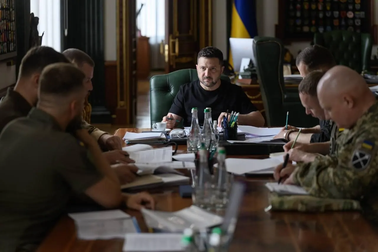 По словам президента, украинские средства поражения достигают более 3 тыс. км. Удары нацелены на нефтяную инфраструктуру, предприятия оборонной отрасли и логистику, чтобы ослабить способность России продолжать войну.