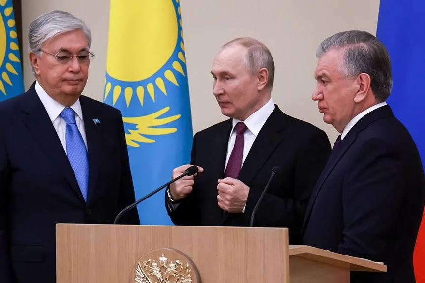 Правительство получило полномочия начать переговоры о пересмотре двусторонних договоров по военно‑техническому сотрудничеству с Казахстаном и Узбекистаном на фоне западных ограничений поставок военных и двойного назначения.