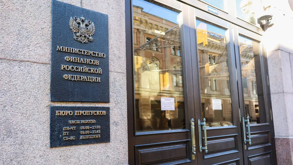 После 2022 года федеральный бюджет перешёл к устойчиво дефицитной модели: госдолг резко вырос, расходы на его обслуживание растут, а долгосрочные прогнозы показывают значительное увеличение долговой нагрузки и новые фискальные риски.