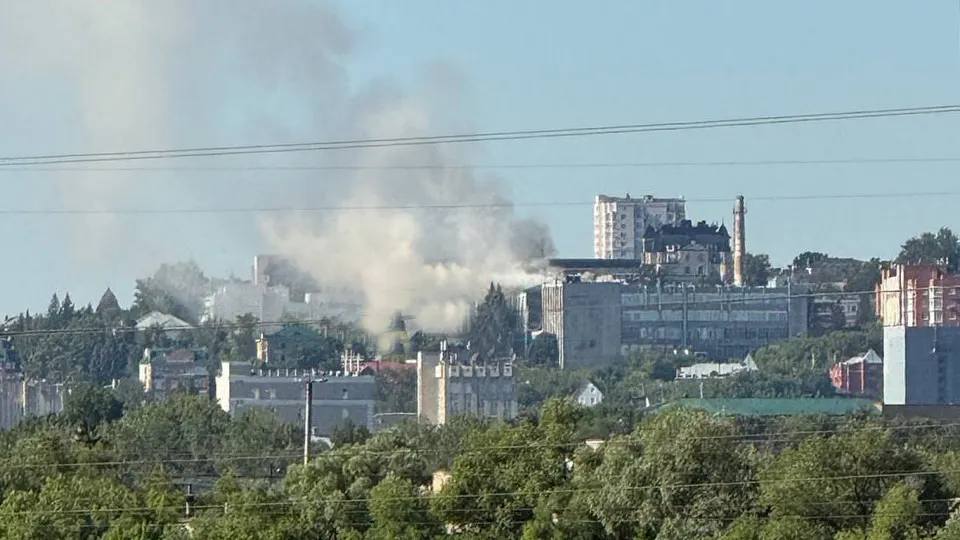 Утром 1 июля по нескольким российским городам нанесён удар беспилотниками: в Пензе пострадал Научно-исследовательский институт физических измерений, в Уфе загорелся нефтеперерабатывающий комплекс. По данным российских и украинских источников, потери и причины уточняются.