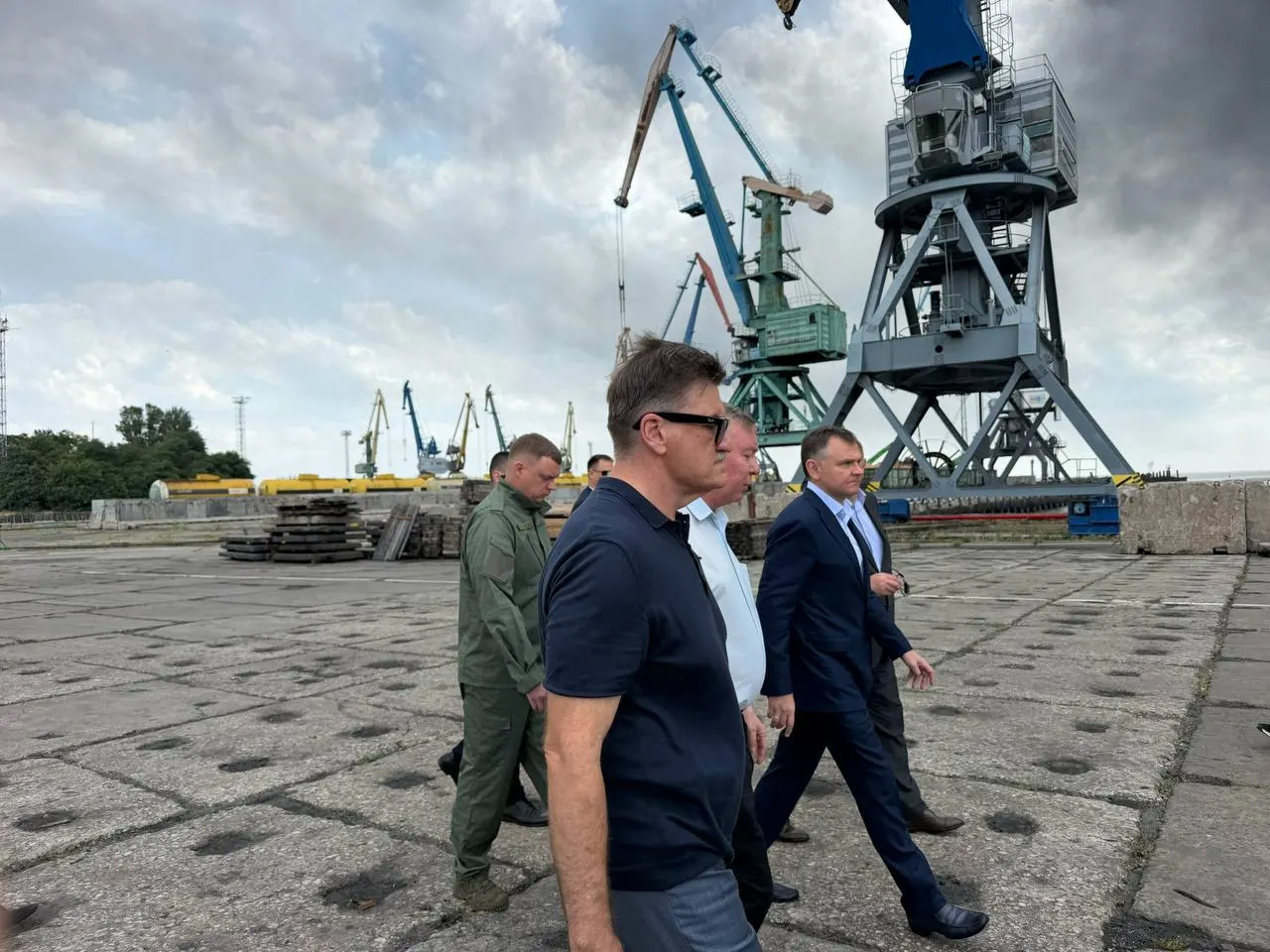 Спутниковые кадры от 11 июля показывают нефтяную плёнку в акватории Таганрогского залива. Мониторинг и местные жители отмечают следы нефтепродуктов после серии ударов беспилотников, хотя местные власти утверждают, что ситуация контролируется.