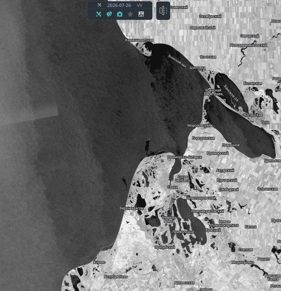 Спутниковые снимки показали два участка поверхности воды у Ахтарских лиманов, покрытые тонкой плёнкой. Одно пятно около 4,7 км² обнаружено рядом с судном, второе — примерно 1,84 км². Ситуацию осложняет активность ударов по судам в регионе.