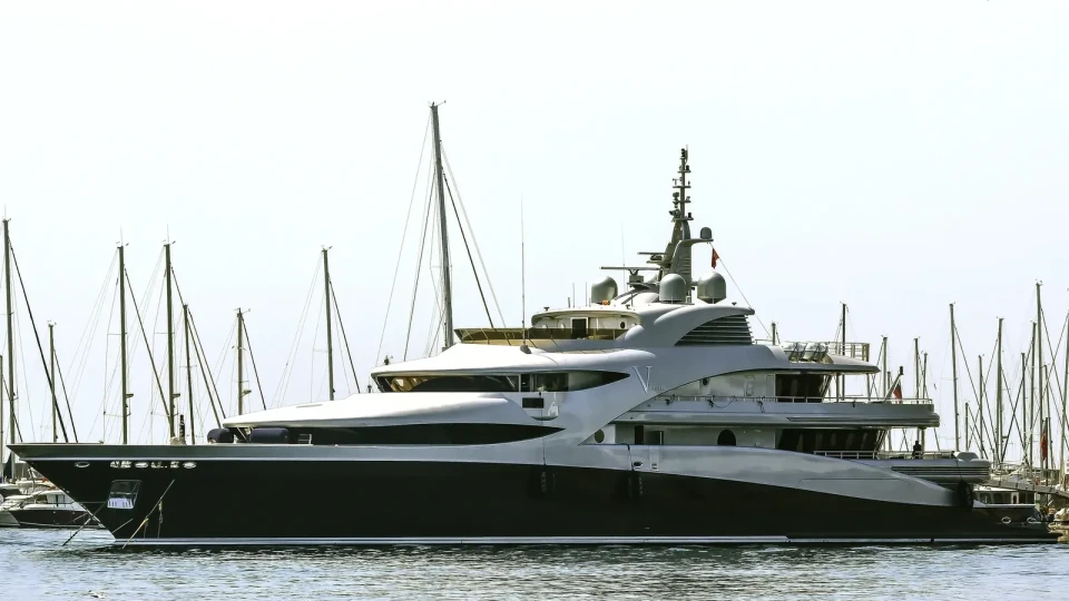 Данные морских трекеров показывают, что 71-метровая яхта Victoria и несколько судов, связанных с российскими миллиардерами, сейчас находятся у южного побережья Турции в районе Бодрума.