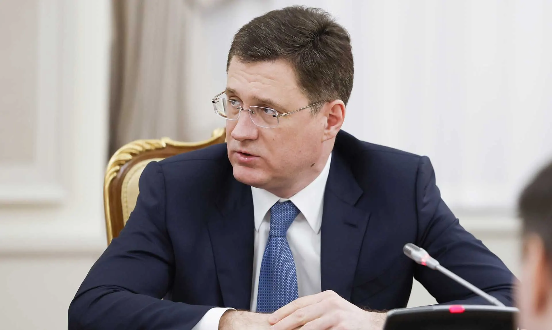 Александр Новак заявил, что в целом в стране достаточно бензина и дизельного топлива; единичные перебои на отдельных АЗС связаны с логистикой и быстро устраняются.