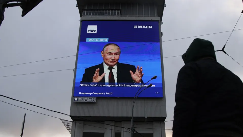 Перебои с бензином и ручное распределение топлива в регионах привели к резкому недельному снижению уровня одобрения президента — снижение оказалось одним из сильнейших за последние годы.