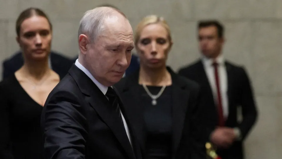 По данным собеседников, близких к Кремлю, президент РФ отвергает призывы к прекращению боевых действий и склонен к эскалации ради полного контроля над Донбассом. Это повышает риск массовой мобилизации и расширения ударов за пределы Украины.