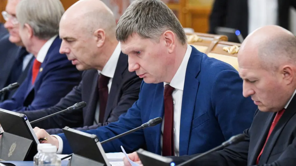 Минэкономразвития фиксирует рост ВВП всего на 0,2% за пять месяцев; вне Москвы большинство секторов показывает стагнацию или рецессию, а падение цен на нефть и сокращение инвестиций усиливают риски для бюджета.