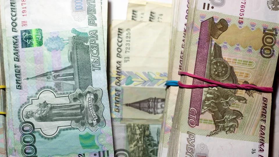 В первой половине июля объём наличных в обращении резко вырос, банки наращивают заимствования у Центробанка, а доля проблемных кредитов остаётся высокой — эксперты предупреждают об угрозе банковской нестабильности.