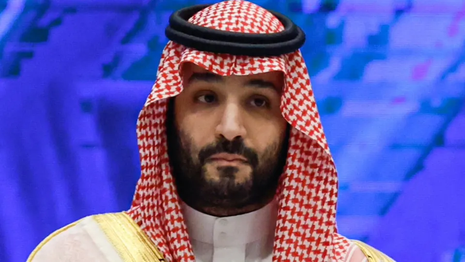 Королевство сократило официальную цену на сорт Arab Light на $11 за баррель для августовских поставок; товары будут продаваться со скидкой к региональным бенчмаркам, что усиливает падение котировок Brent и Urals и повышает риск переизбытка на рынке.