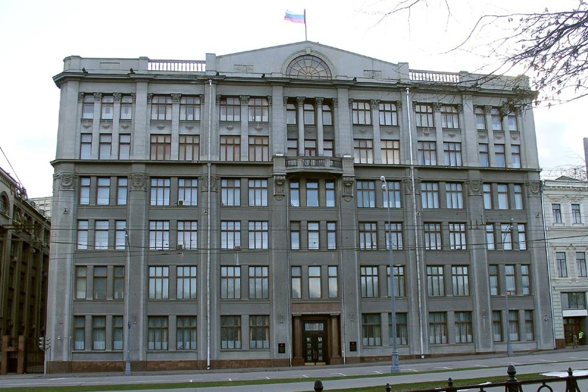 Источники в провластных медиа сообщают, что в Администрации президента рекомендовали не публиковать фото и видео последствий ударов по российским регионам и активнее демонстрировать результаты ударов по Украине; часть крупных телеграм‑каналов уже сократила такие публикации.