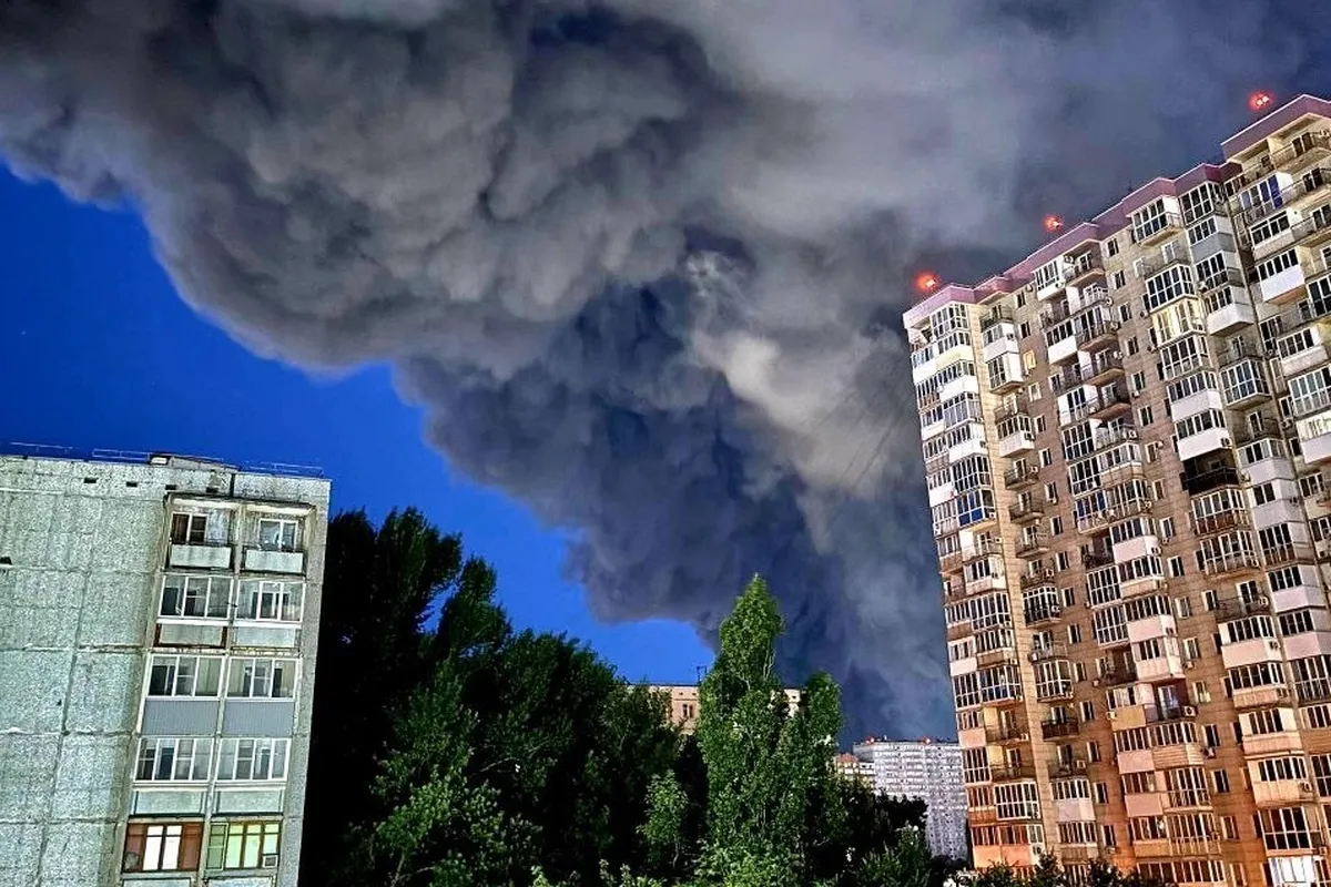 В ролике мужчина признал ошибку и сказал, что не думал о возможных последствиях съёмки. Ранее задержали ещё двух человек, которые распространяли кадры после налёта; компания подтвердила удар по складу в Волгограде.