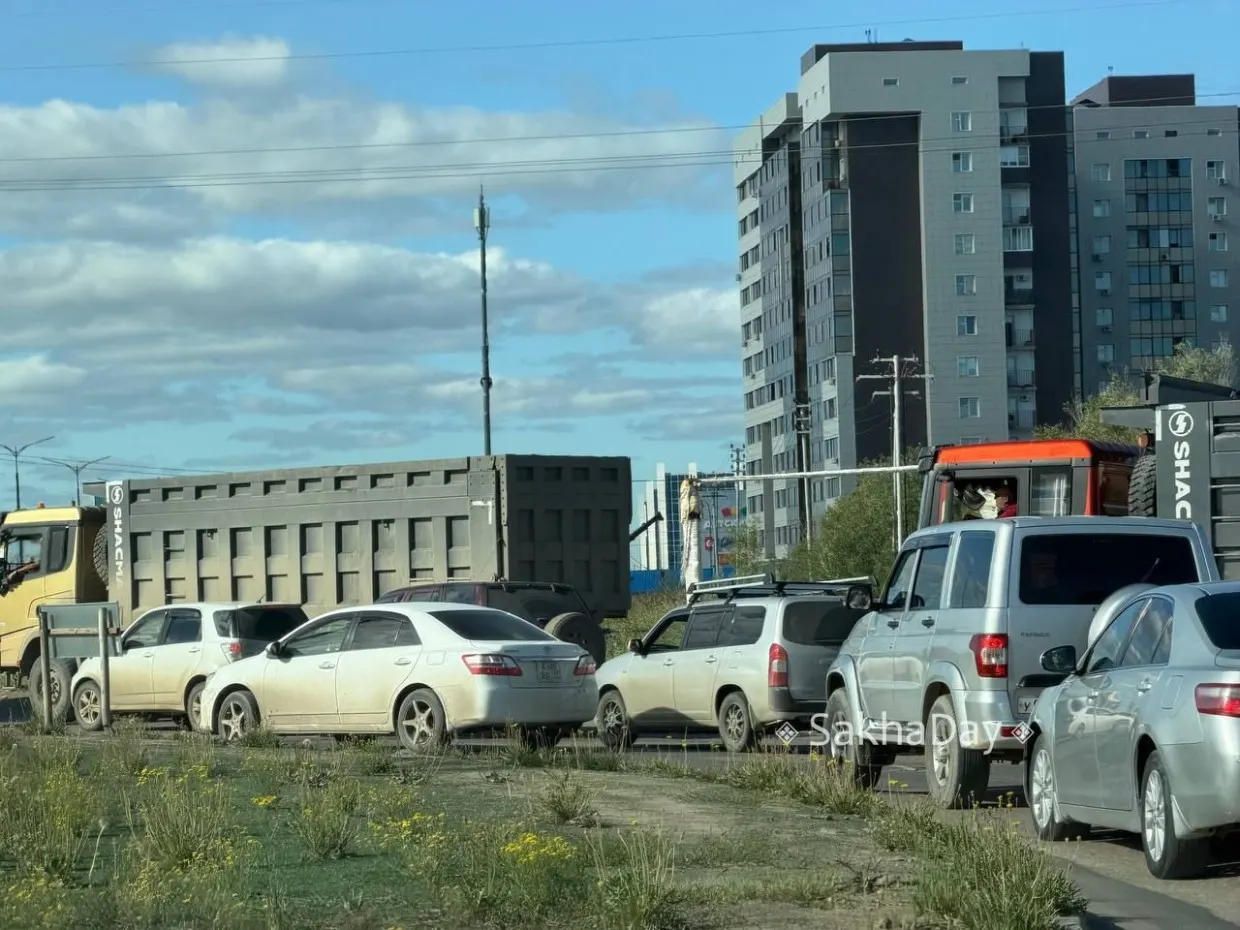 В Якутии и по стране возникают перебои с бензином: очереди на АЗС, заявления властей об импортных поставках и обсуждения о госконтроле над отраслью.