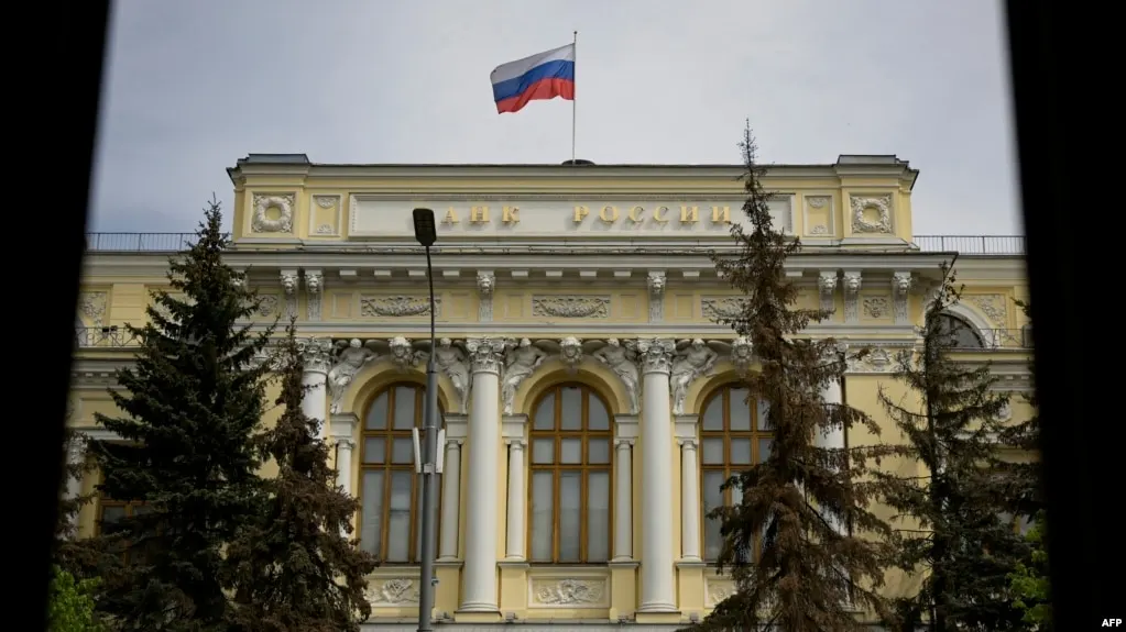 ЦБ расширил перечень криптоактивов для публичной торговли, введены лимиты для неквалифицированных инвесторов и правила для всех участников рынка; закон о криптоактивах вступит в силу в 2026 году.