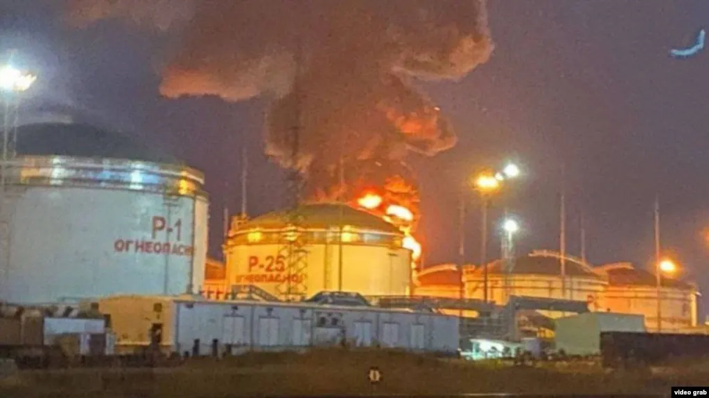 Крупное нефтяное загрязнение выявлено в акватории у Тамани; эксперт поясняет возможные причины, детали уточняются.