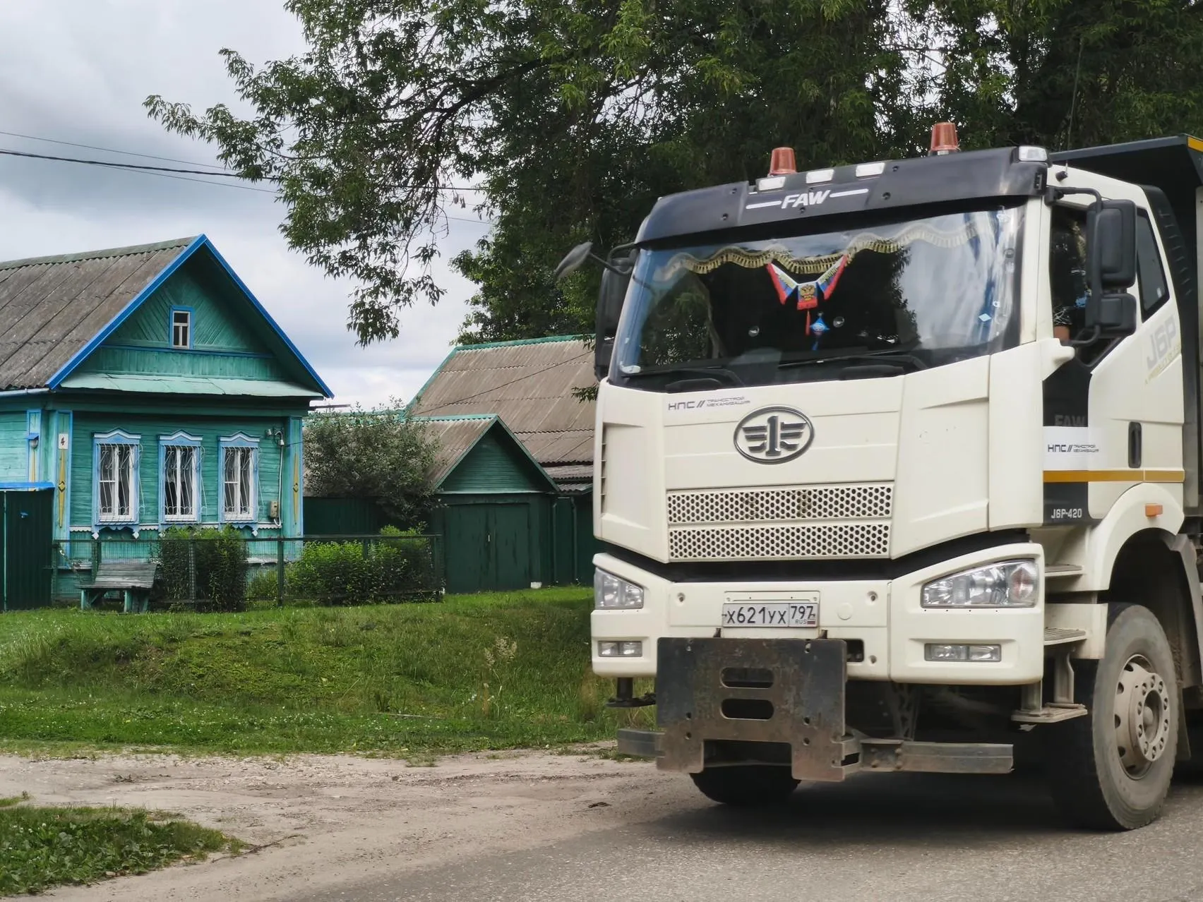 Жители деревень, расположенных вдоль будущей скоростной магистрали, сталкиваются с выкупом жилья и звуком грузовиков и поездов, пока строители выходят на маршрут.