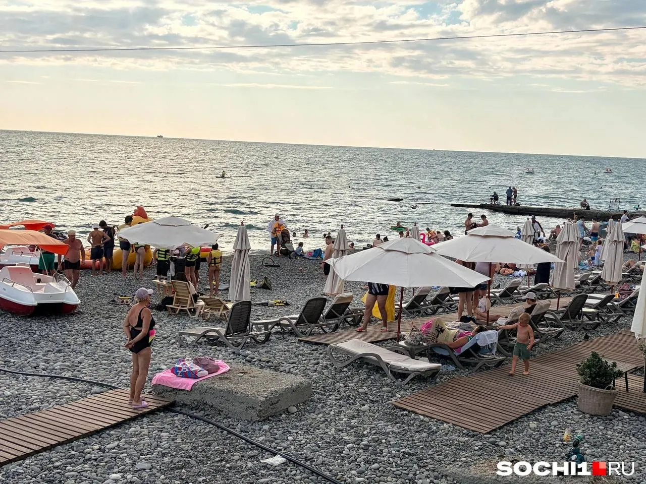 Сирены прозвучали по городу, аэропорт курорта был закрыт более трех часов.
