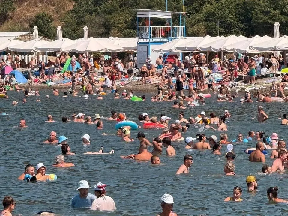 На курортах Анапы продолжается активный туристический сезон: море +27°C, воздух +33°C, штиль и множество отдыхающих до конца месяца.