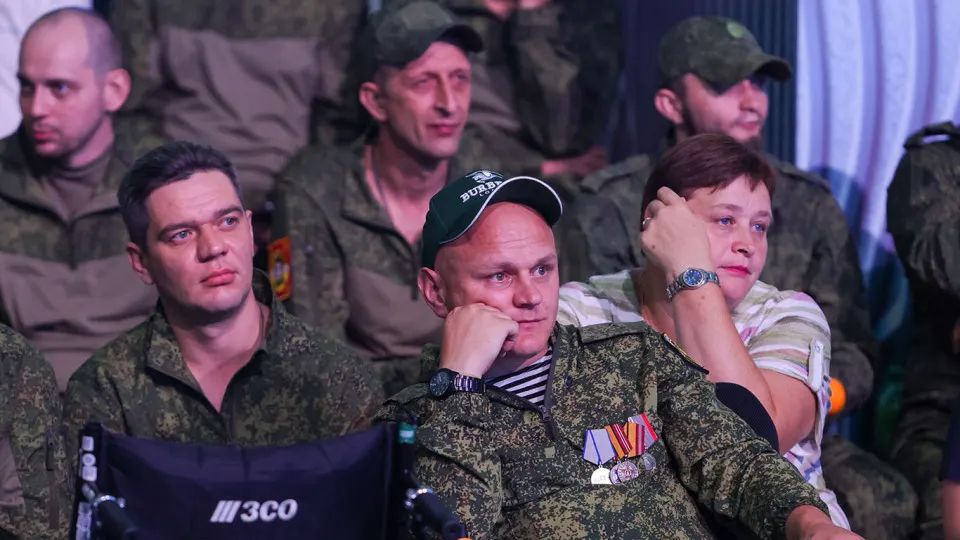Правительство обсуждает меры поддержки возвращающимся участникам конфликта, однако работодатели осторожно оценивают кадровые планы. Исследование показывает влияние статуса службы на отклики при подборе персонала.