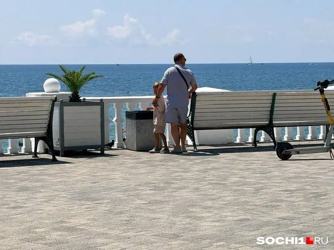 В Сочи проходят дневные учебные стрельбы в море и на суше; перед началом включается речёвое оповещение.