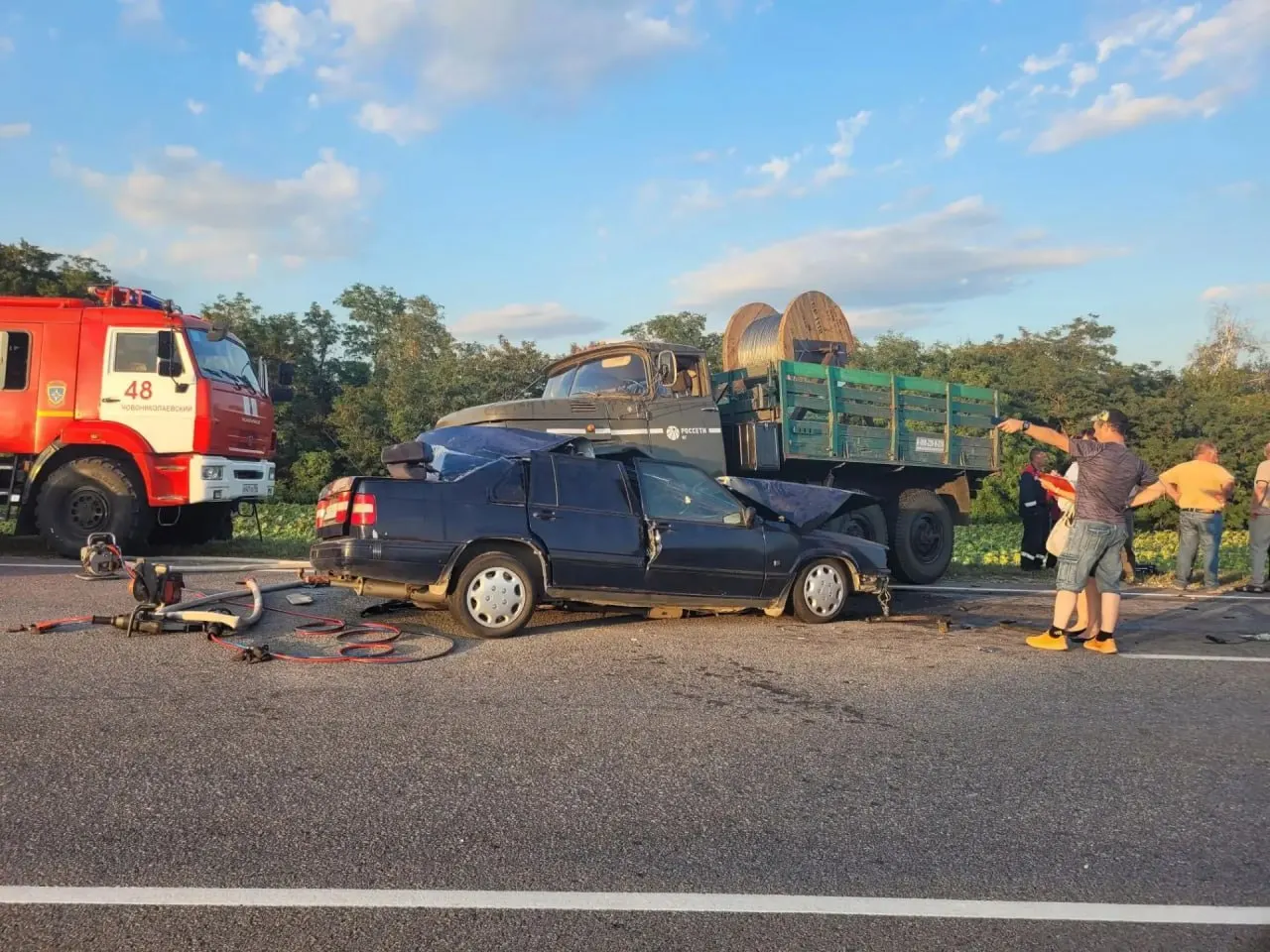 Два человека погибли в ДТП на трассе Р-22 в Николаевском районе; столкновение легкового автомобиля с грузовым автомобилем произошло вечером.