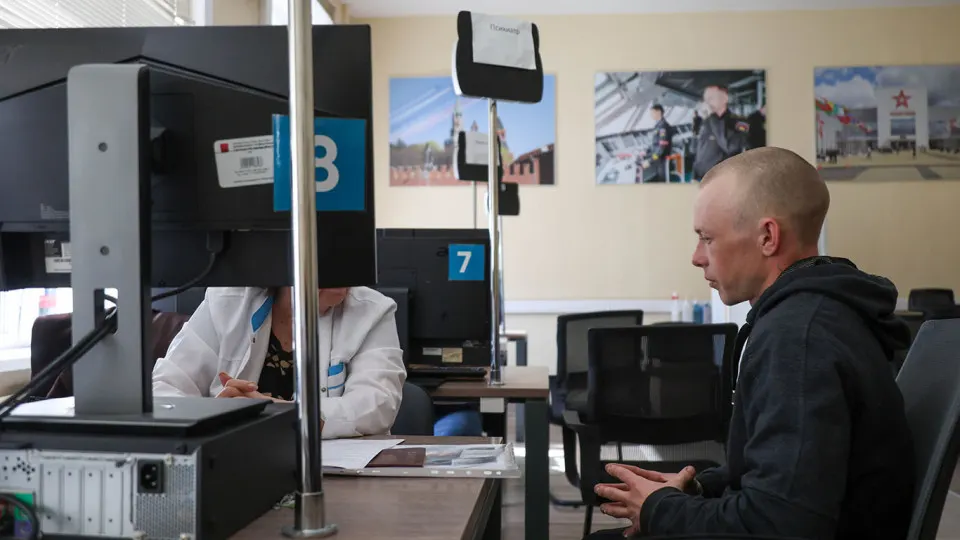 В регионах усиливают давление на набор контрактников, применяя различные методы вербовки, в то время как темпы продвижения на фронте снижаются и растет число дезертиров.