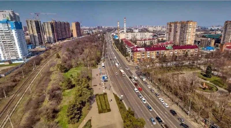 Передача участка дороги из федеральной в муниципальную собственность и обновление документации: проект 2021 года предусматривал 4–6 полос движения, три развязки, мост, два путепровода и восемь надземных пешеходных переходов.