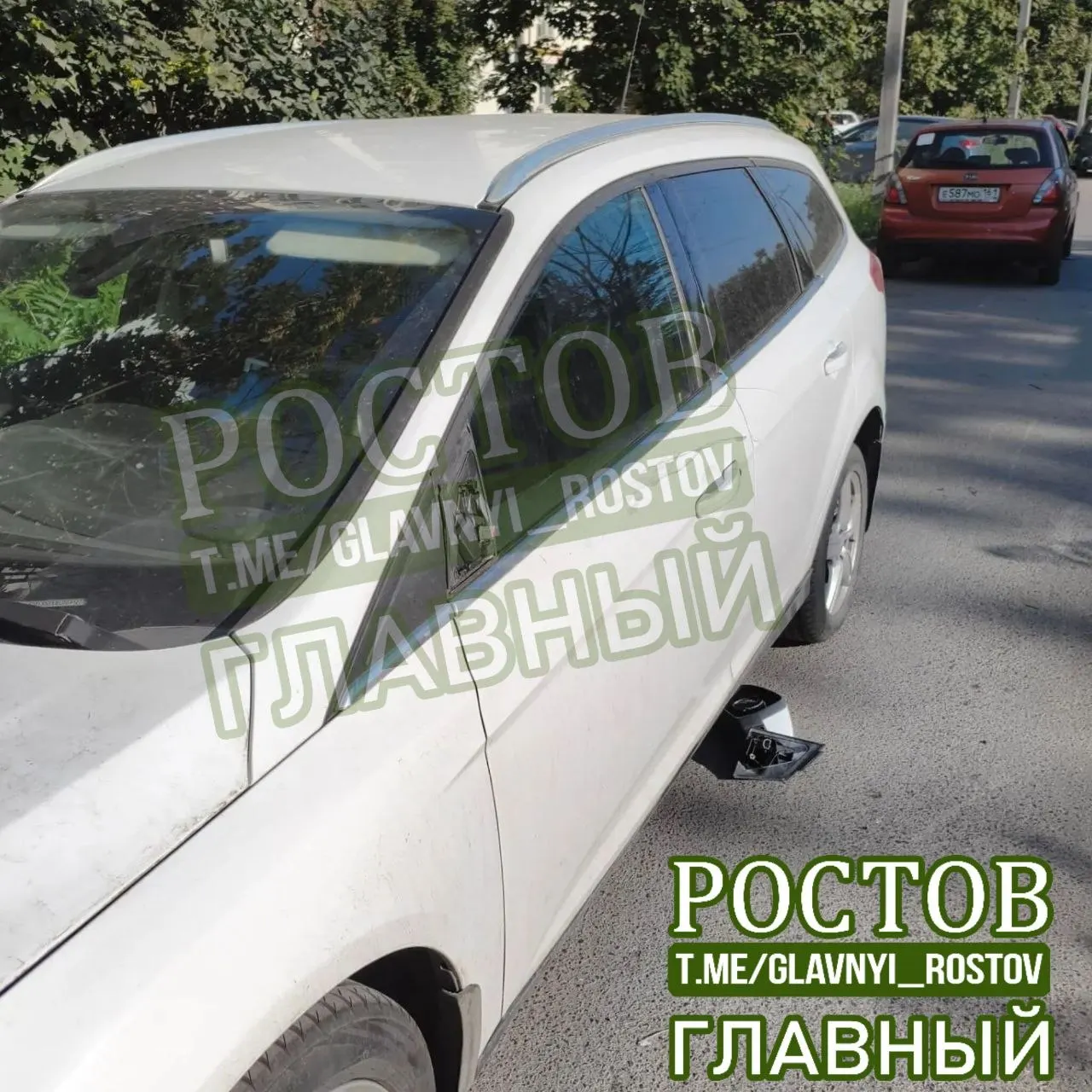 По словам очевидцев, вчера вечером на Ректорской улице произошло ДТП: у автомобиля повреждена левая сторона, вырвано боковое зеркало, стекло лежит возле соседней машины. Водитель исчез с места происшествия.