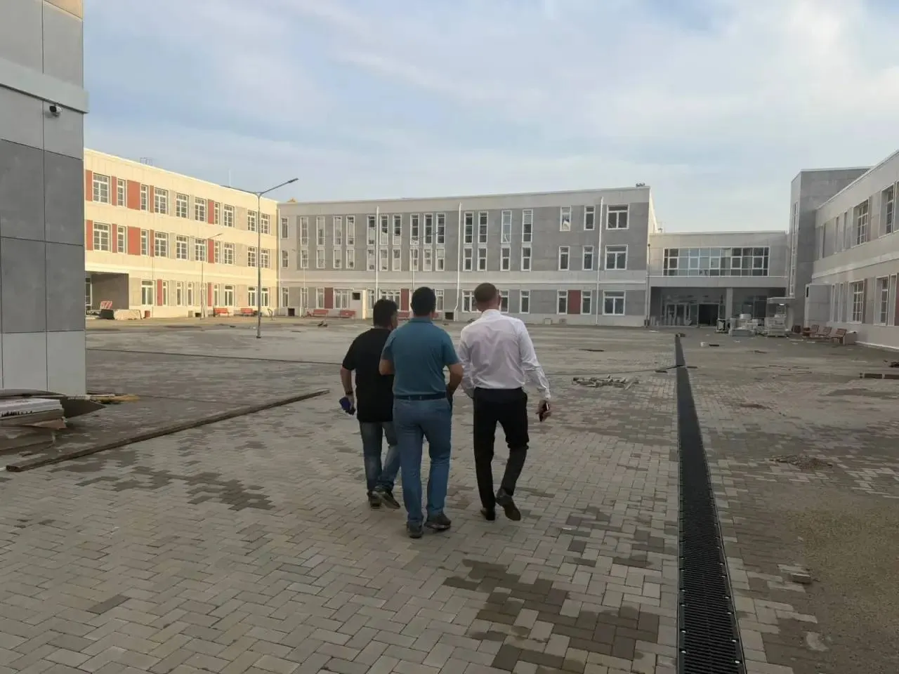 Две новые школы в Краснодаре откроются не 1 сентября, а позже: на ул. Пономаренко и в ЖК «Дыхание». Временно дети будут учиться в другом здании, а открытие в ЖК перенесено на ноябрь.