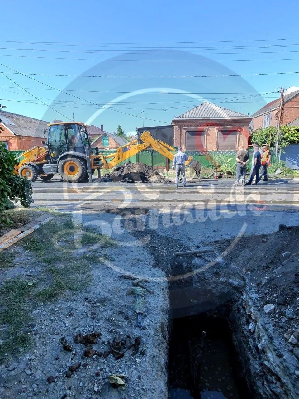 Газовая труба повреждена на Заводской в Батайске. На месте работают экстренные службы; организованы меры по объездам и безопасности.