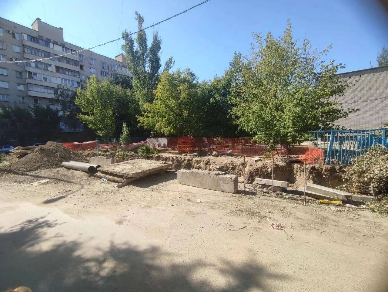 Замена ветхой части теплосети и гидравлические испытания должны завершиться к отопительному сезону; подачу тепла планируется восстановить для примерно 6 тысяч абонентов.