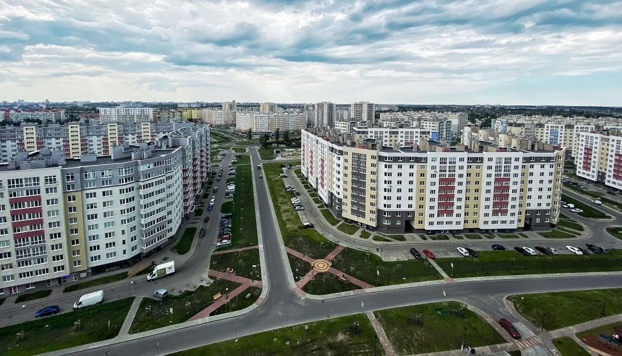 В Калининграде цена квадратного метра в новостройках достигла 167,5 тыс. рублей; по России цены растут в большинстве городов, но в ряде регионов отмечается снижение.