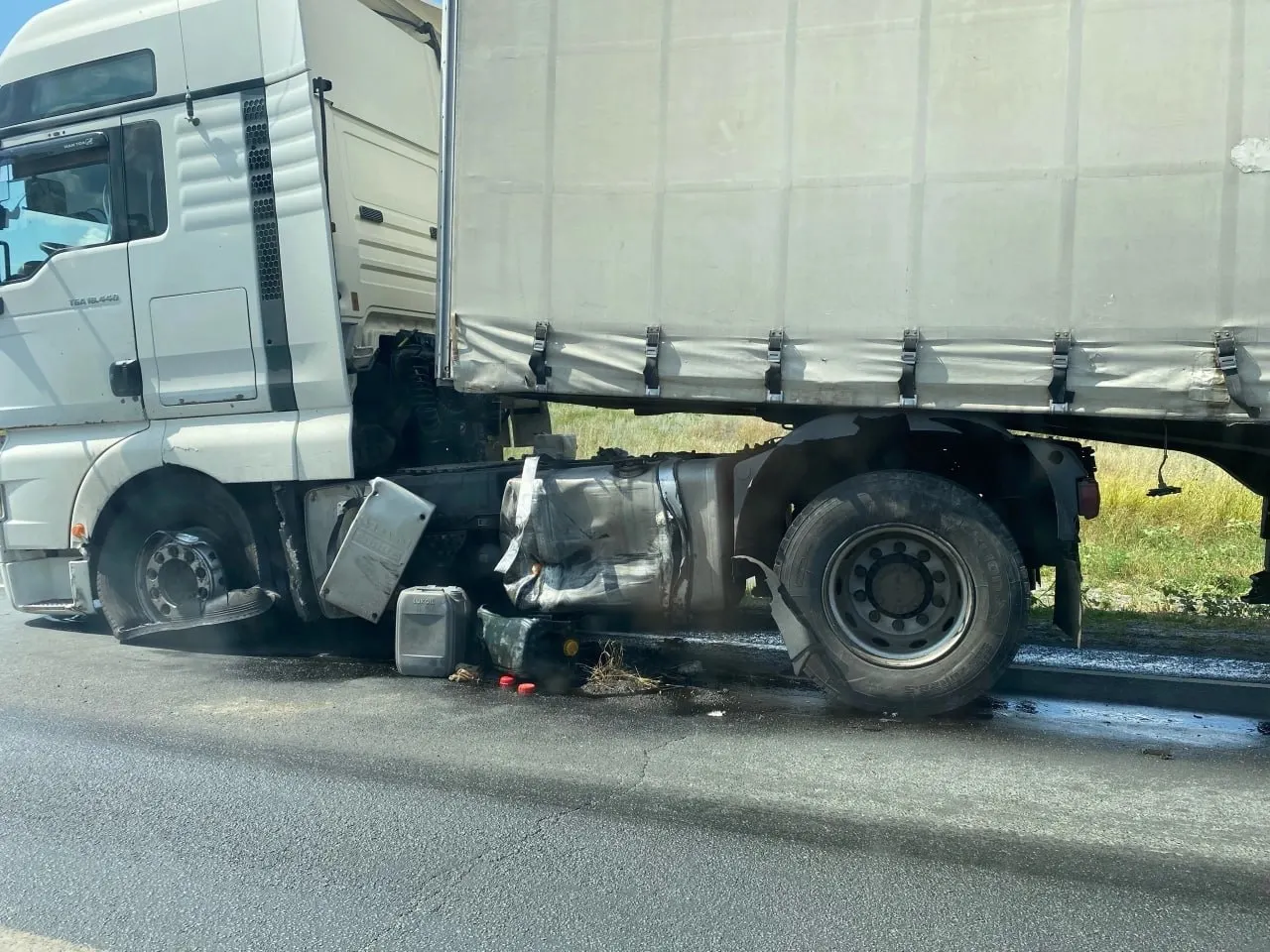 Утром 8 августа на трассе Р-228 в Камышинском районе Волгоградской области произошло ДТП, спровоцированное водителем автомобиля «Лада Веста», не убедившийся в безопасности обгона.