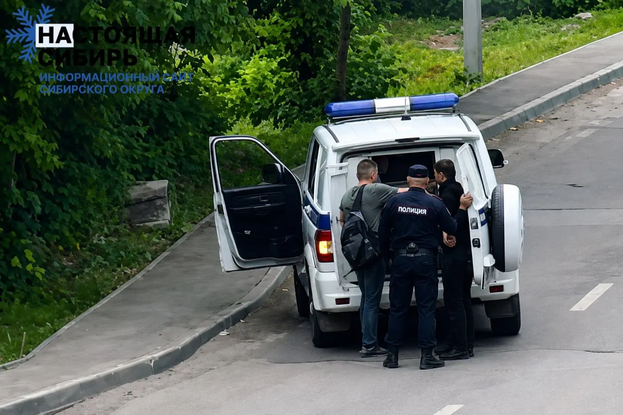 За первые шесть месяцев 2026 года число контрактников сократилось, при этом госструктуры и компании резко увеличили поиск специалистов по воинскому учёту; в регионах фиксируют случаи принудительных действий.