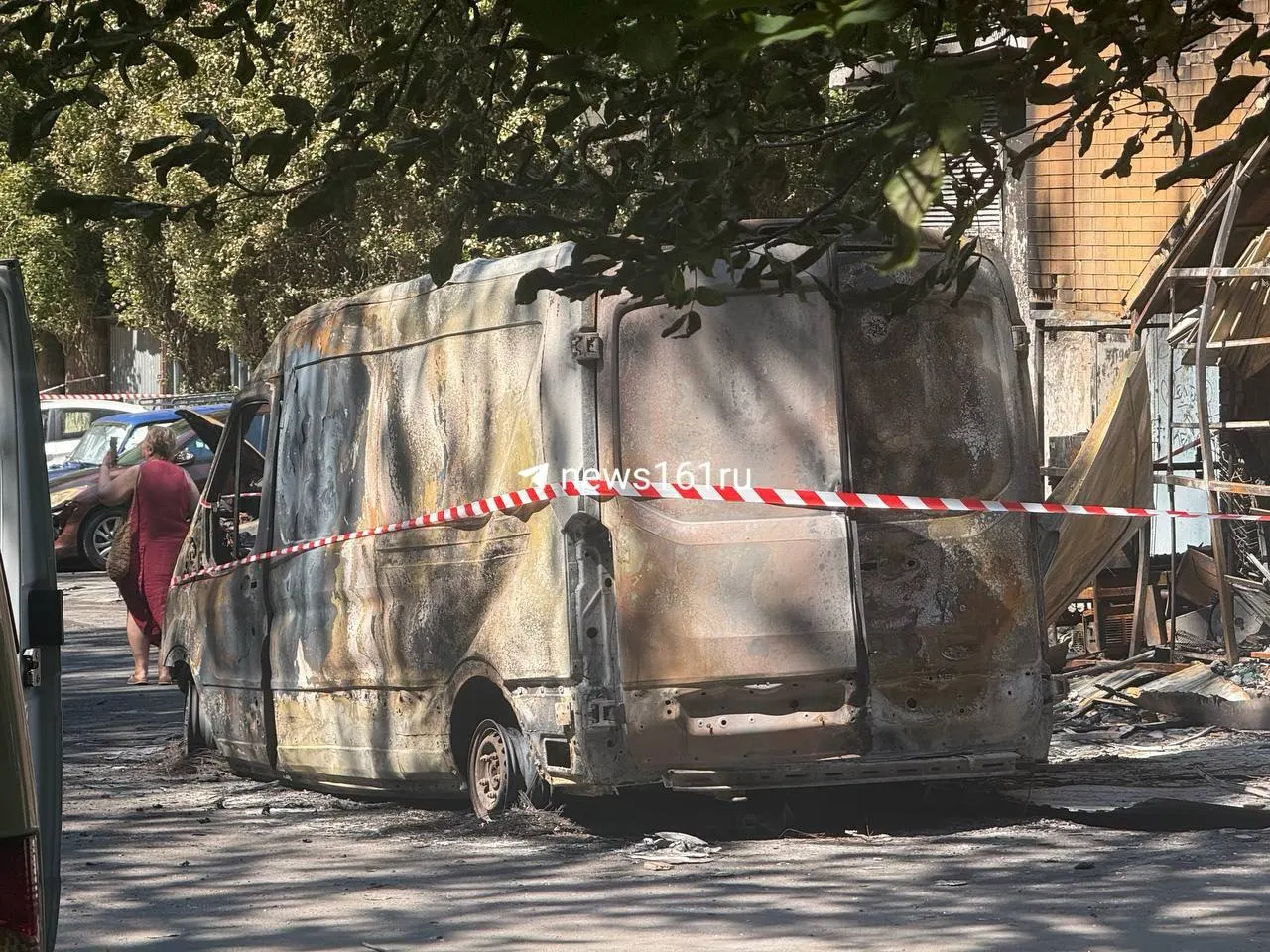 Горящий автомобиль во дворе стал причиной пожара; в отдельных квартирах во время ЧП лопнули окна, последствия обещают быть серьёзными.