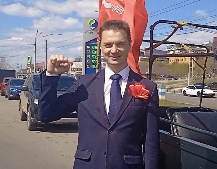 Иркутский депутат от КПРФ объявил о выезде на войну на фоне расследования по поводу возмещения бюджетных расходов на перелёты и проживания.