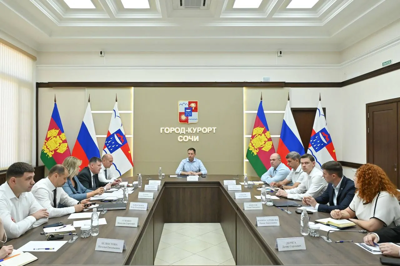 Администрация курорта обсудила проблемы вывоза мусора и снабжения ресурсами в пиковый сезон.