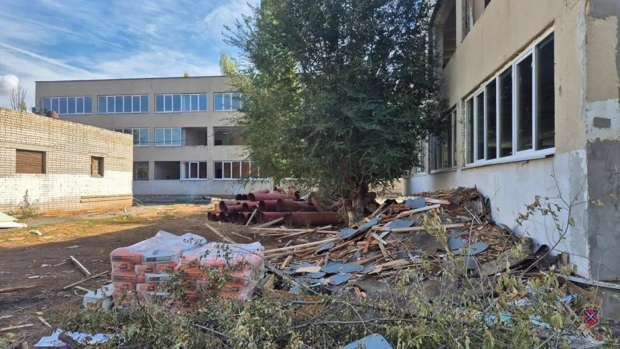 После скандала с участием подрядчика поиск нового исполнителя для завершения капитального ремонта школы №32 в Волжском продолжается; сроки срываются, поток заявок слабый, и рядом стоит недостроенная поликлиника.