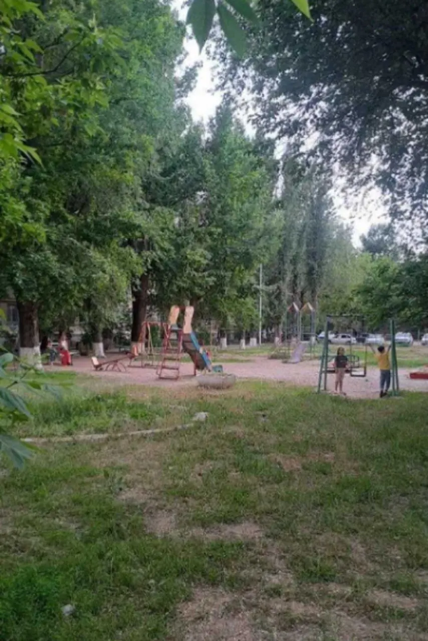 По словам жителей, площадки снесли вместо ремонта, прокуратура ранее требовала привести их в порядок.