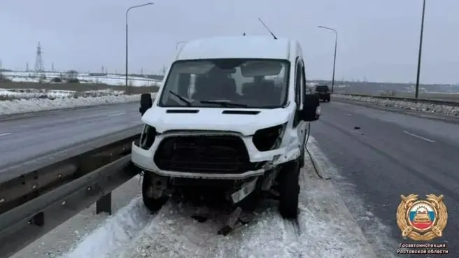 Водитель маршрутки получил 1 год 8 месяцев колонии-поселения за смертельную аварию на трассе Ростов — Азов. Суд учёл, что компенсацию выплатили только дочери погибшей; защита планирует обжалование.