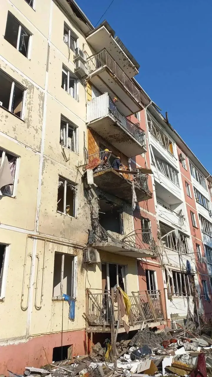 Две женщины госпитализированы; ещё двоим жильцам оказана амбулаторная помощь. Власти обещали помощь пострадавшим в восстановлении жилья.