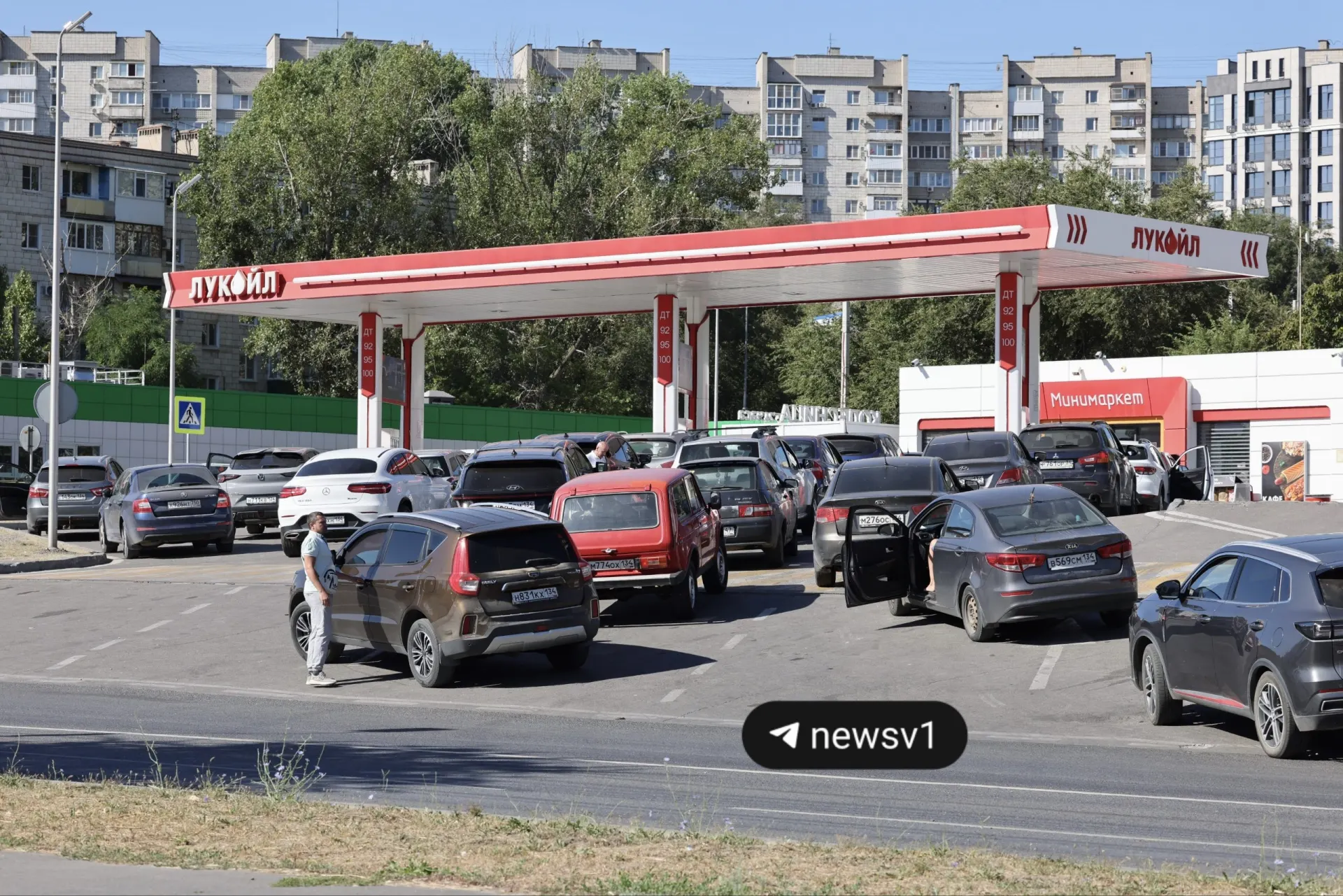 В центре Волгограда более ста авто стоят в очереди на заправке; водители намерены ждать до появления топлива.