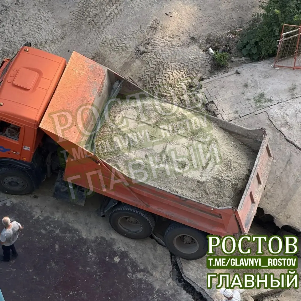 В течение месяца у двора по адресу 2-я Краснодарская, 169Б повторялся порыв водопровода, из-за чего жители двух 25‑этажек остались без холодной и горячей воды. Ремонт продолжается.