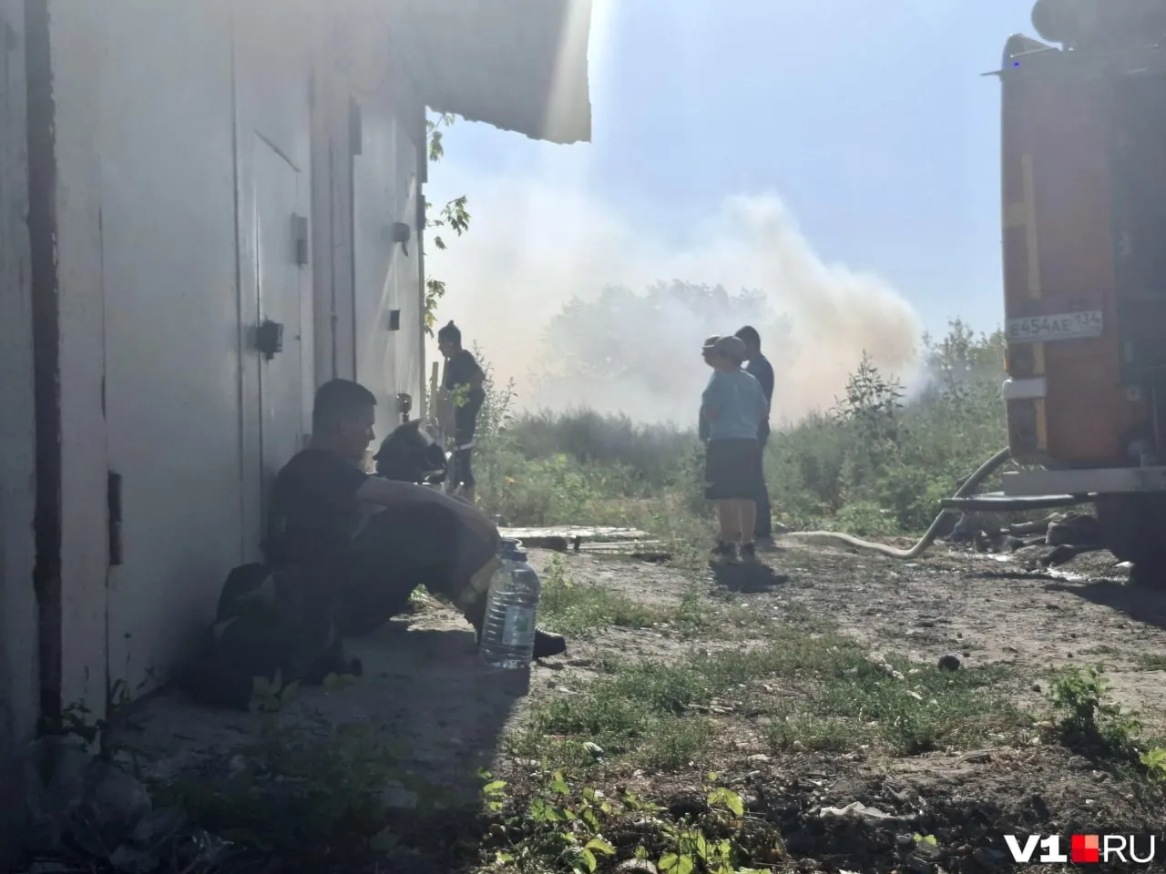 Возгорание локализовано, очаг расположен в балке между ул. Хорошева и Третьей продольной магистралью. Местные жители сообщают о масштабном пожаре, который фиксировали на месте корреспонденты.