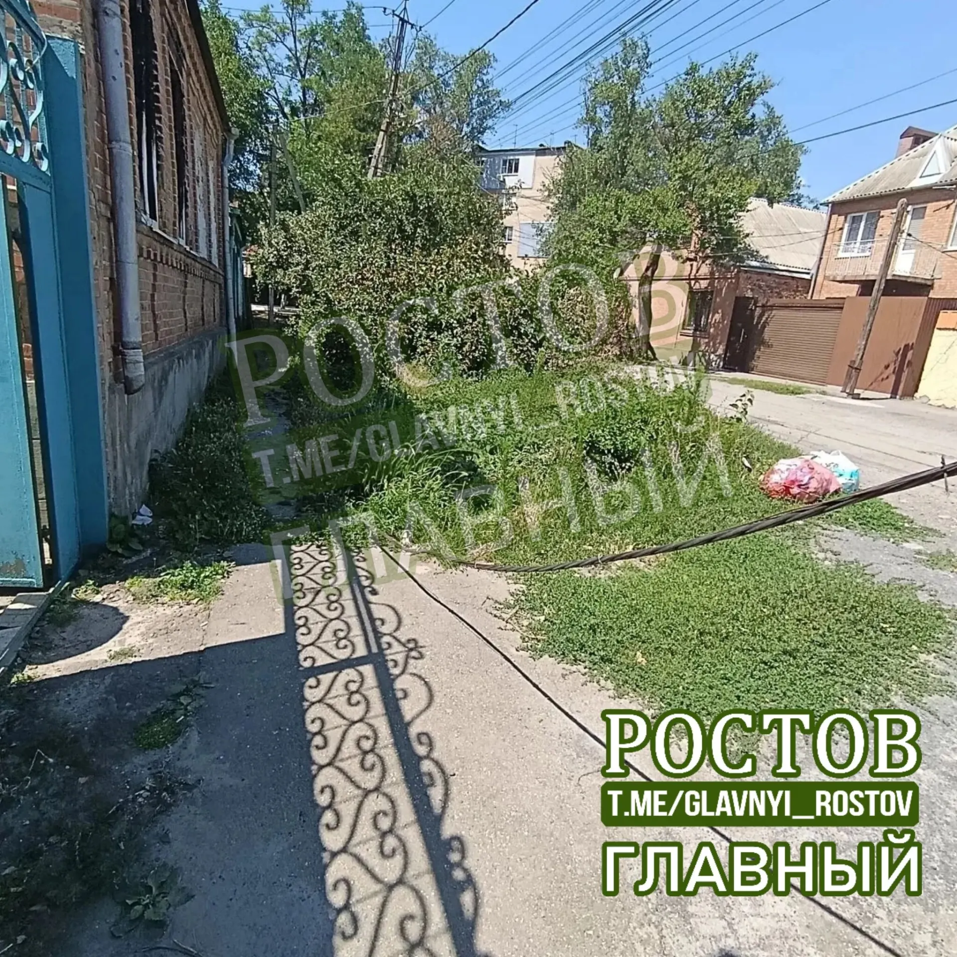 После шторма в конце июля на Берберовке остался оборванный провод, местные говорят, что коммунальщики не устранили опасность и просят срочной помощи.