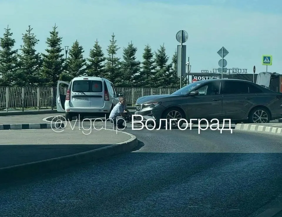После аварии на Нулевой продольной образовалась пробка от перекрестка с Комсомольской до выезда на 7-ю Гвардейскую.