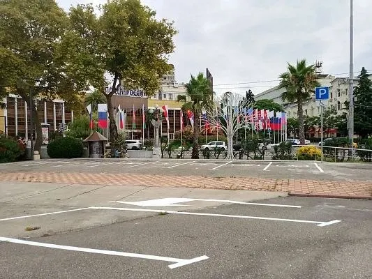 В Сочи открылась парковка на 123 места на месте снесённого кинотеатра, что улучшает доступность парковки в городе.